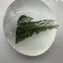 Load image into Gallery viewer, Besednice Moldavite Crystal - 4.35gr/21.75ct - Angel Chime - High Grade Collector Hedgehog -
