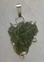 Load image into Gallery viewer, Besednice Moldavite Pendant 925 silver 17.5ct with Certificate of Authenticity
