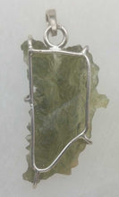 Load image into Gallery viewer, Besednice Moldavite Pendant 925 silver 15.0ct with Certificate of Authenticity
