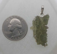 Load image into Gallery viewer, Besednice Moldavite Pendant 925 silver 15.0ct with Certificate of Authenticity
