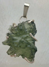 Load image into Gallery viewer, Besednice Moldavite Pendant 925 silver 15.0ct with Certificate of Authenticity
