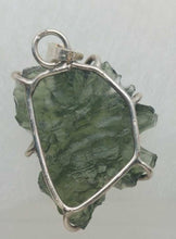 Load image into Gallery viewer, Besednice Moldavite Pendant 925 silver 15.0ct with Certificate of Authenticity
