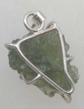 Load image into Gallery viewer, Besednice Moldavite Pendant 925 silver 17.5ct with Certificate of Authenticity
