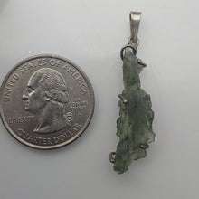 Load image into Gallery viewer, Besednice Moldavite Pendant 925 silver  9.35ct with Certificate of Authenticity
