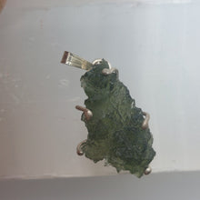 Load image into Gallery viewer, Besednice Moldavite Pendant 925 silver  14.25ct with Certificate of Authenticity
