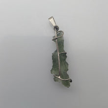 Load image into Gallery viewer, Besednice Moldavite Pendant 925 silver  9.35ct with Certificate of Authenticity
